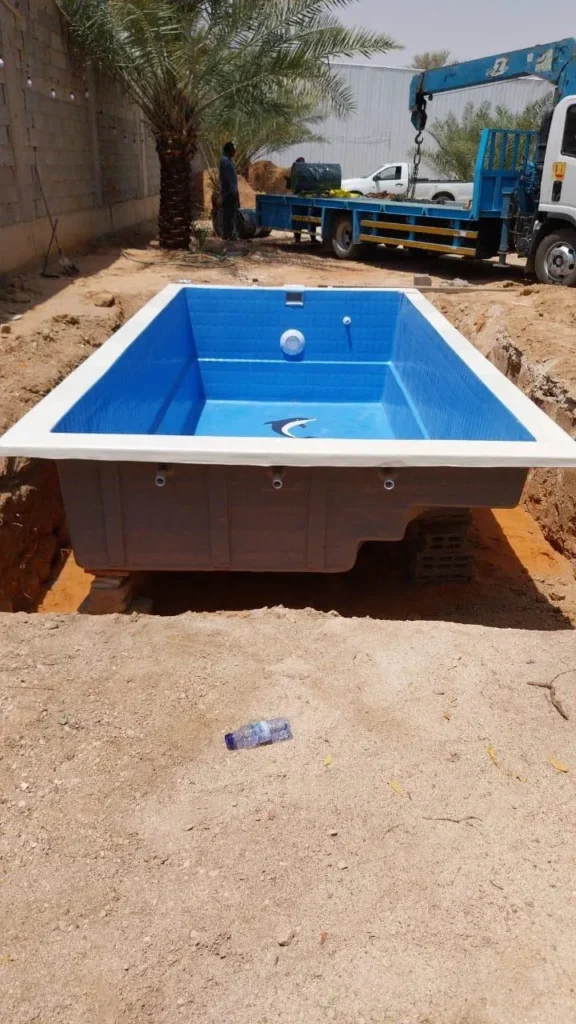 حوض سباحة كبير